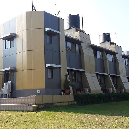 Savshanti Lake Resort Сапутара Екстериор снимка
