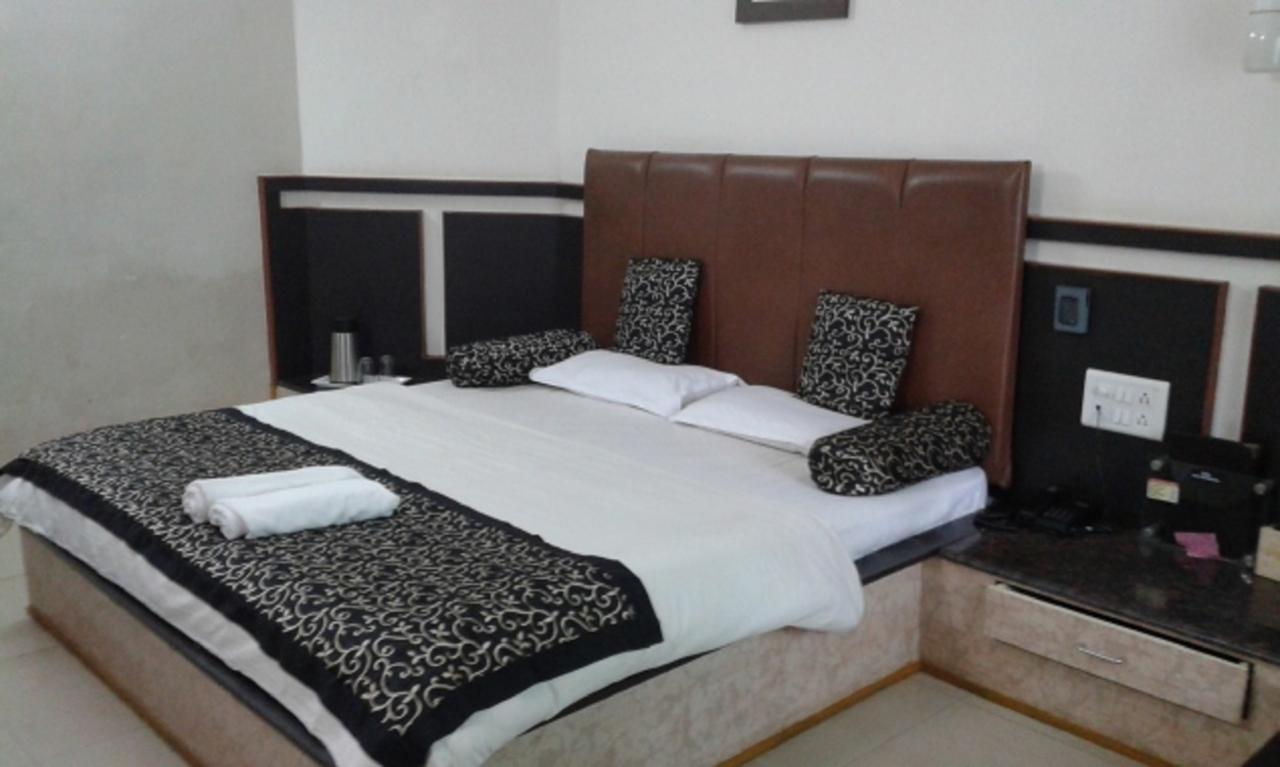 Savshanti Lake Resort Сапутара Екстериор снимка