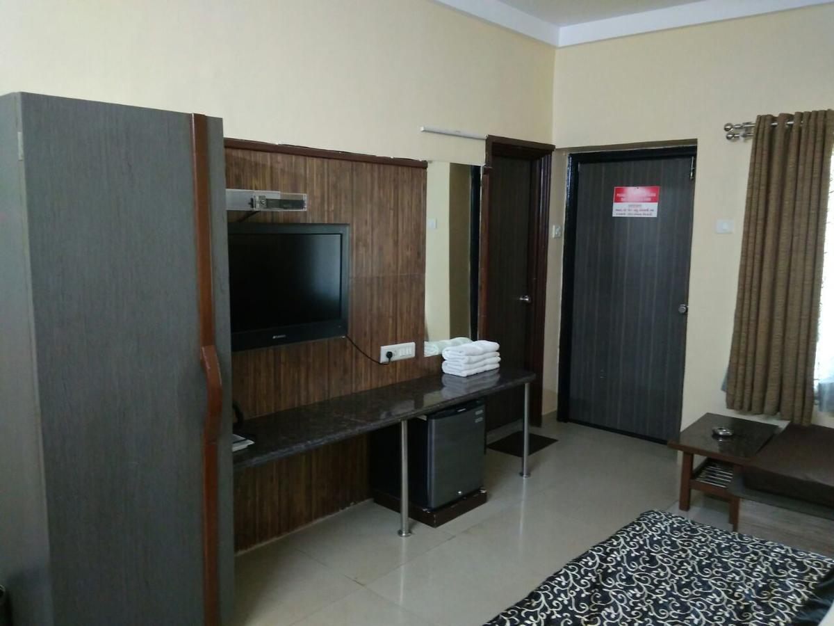 Savshanti Lake Resort Сапутара Екстериор снимка