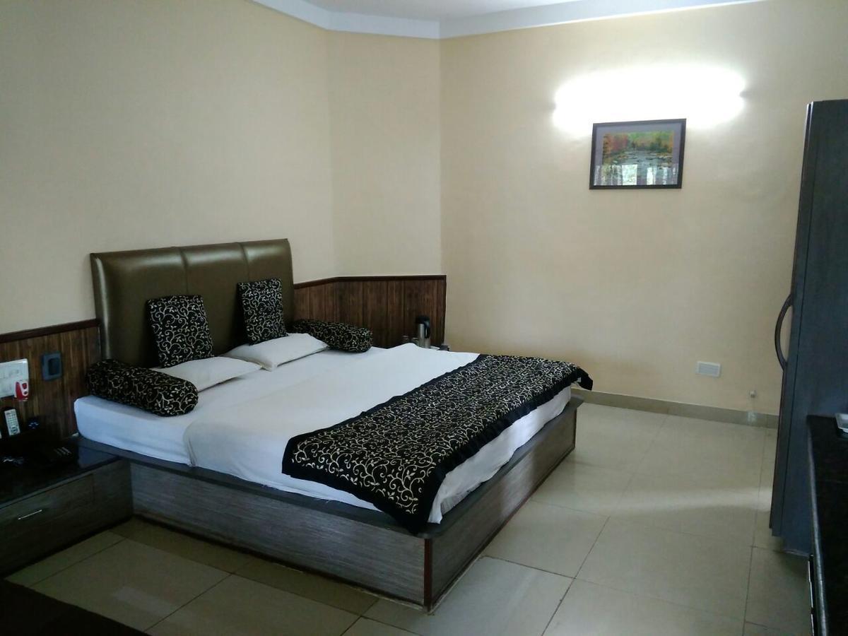Savshanti Lake Resort Сапутара Екстериор снимка