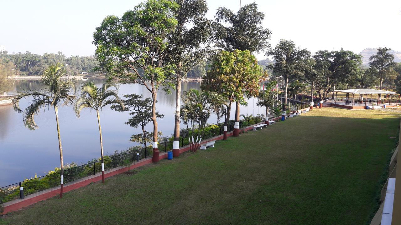 Savshanti Lake Resort Сапутара Екстериор снимка