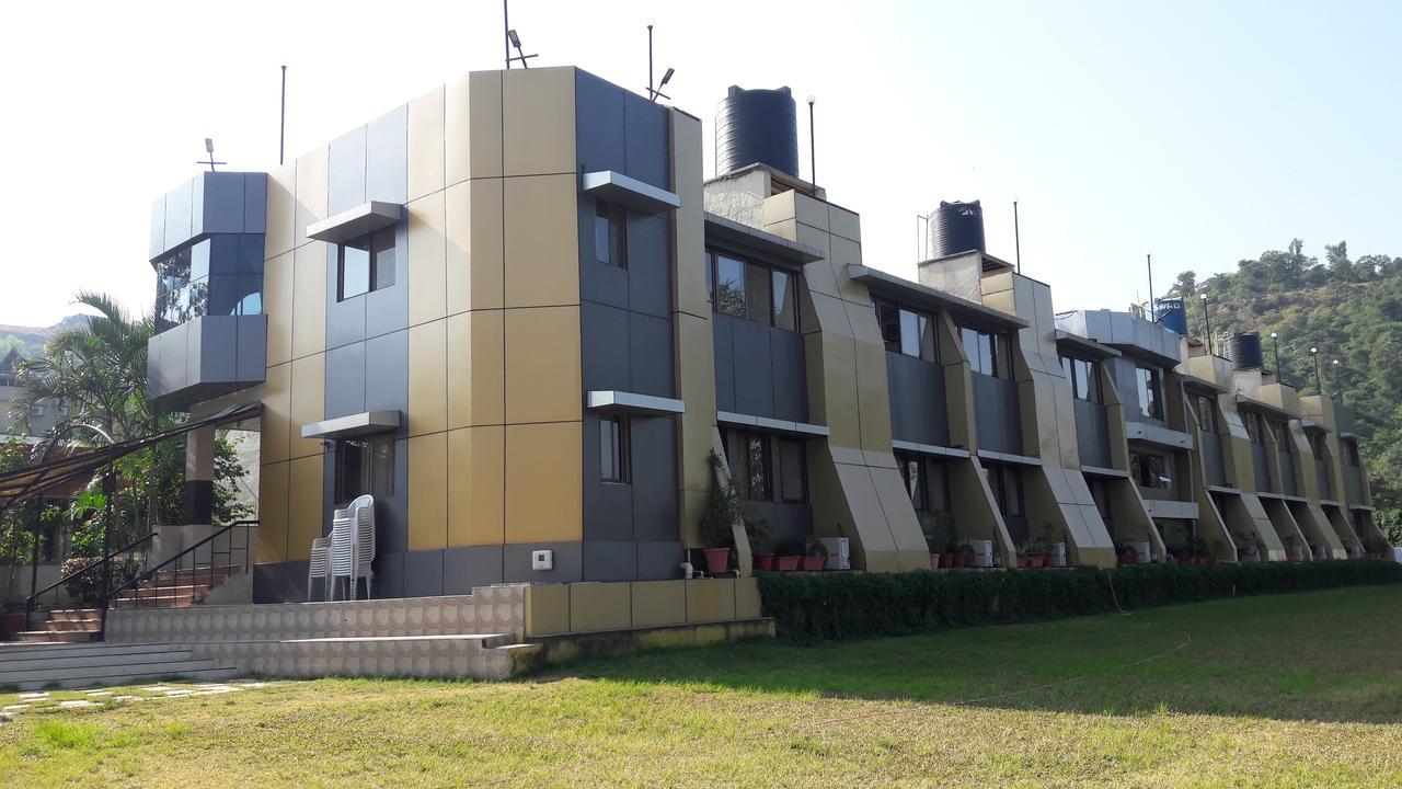 Savshanti Lake Resort Сапутара Екстериор снимка